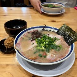 チャーシュー麺とアカオニ