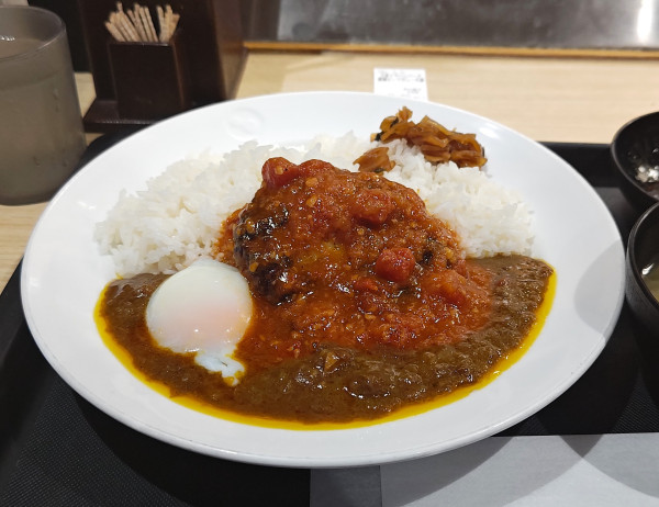 「うまトマハンバーグ創業ビーフカレー大盛」@松屋 馬喰町店の写真