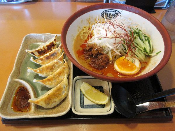 「限定　冷やし担々麺（９９０円）＋焼き餃子シングル３６３円」@こだわりらーめん ゆきむら亭 荒川沖店の写真