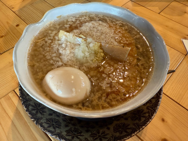 「黒中華おゝ油+味付け煮卵+チャーシュー」@古民家ヌードゥル黒揚羽森住の写真