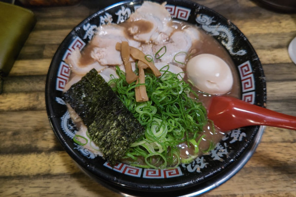 「とんこつチャーシューメン(半熟味玉入)」@無鉄砲 東京中野店の写真