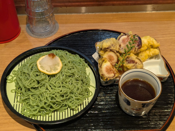 「限定鶏出汁でいただくいちぢくと鱧の天ざるsoba大盛いちぢくW」@鶏Soba Toraやの写真