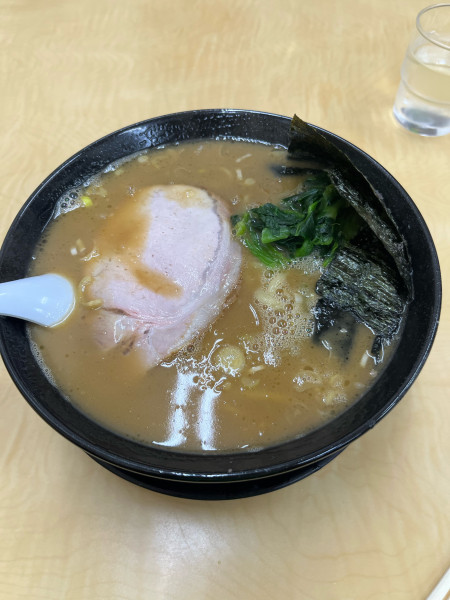 「とんこつ醤油ラーメン中盛り」@ら〜めんぎょうてん屋GOLD 東名厚木店の写真
