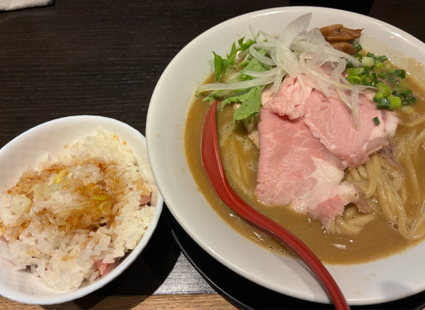 「煮干豚骨らぁめん 1100円+まかないチャーシュー丼250円」@麺処 夏海の写真