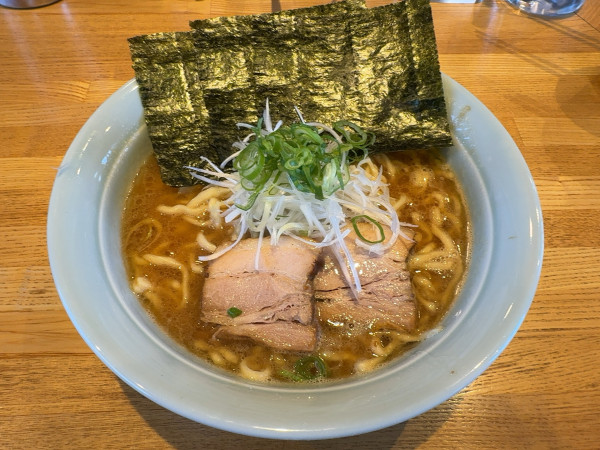 「豚骨醤油ラーメン大盛900円」@豚骨醤油 三輪の写真