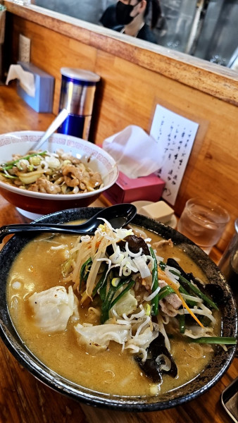 「蝦夷ラーメンと半焼肉丼」@味勝負 二代目 蝦夷の写真