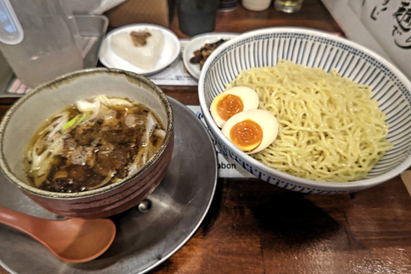 「つけ麺(大盛)+味付き半熟玉子+炙り刻みチャーシュー」@東京らあめんタワー 芝大門本店の写真