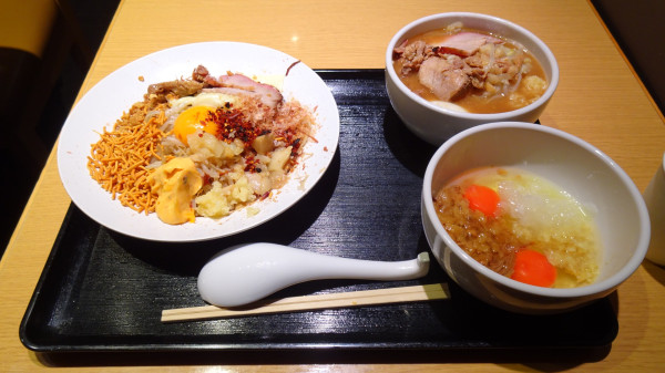 「ハーフ×ハーフセット（2,200円）＋ブタカスコッコマン」@#新宿地下ラーメンの写真