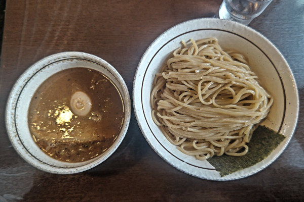 「煮魚つけ麺(ランチタイムサービス麺半玉)+味付玉子」@つけめん 美豚の写真