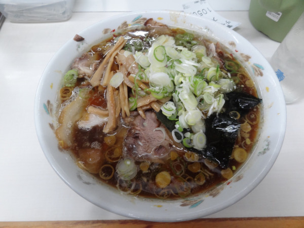 「チャーシュー大1050円 メンマ50円ネギ50円」@青島食堂 秋葉原店の写真