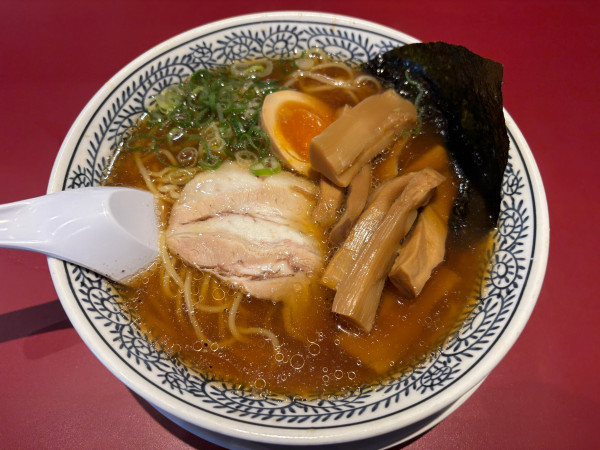 「熟成醤油ラーメン　メンマ　869円」@丸源ラーメン 所沢北野店の写真