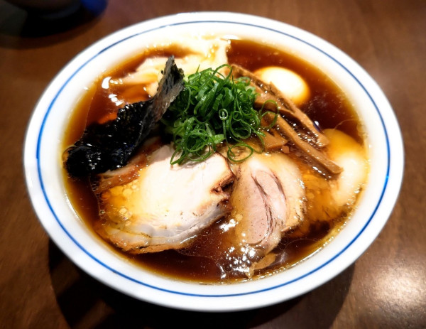 「醤油特製らぁ麺」@らぁ麺 すぎ本の写真