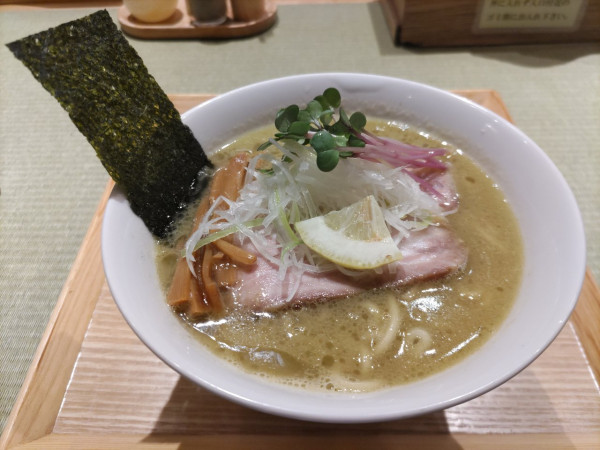 「濃厚牡蠣らぁ麺」@らぁ麺 牡蠣と貝の写真