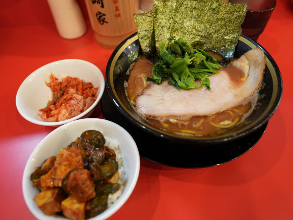 「ラーメン 並 麺硬め＋ライス食べ放題＋サービスキムチ」@家系ラーメン大﨑家 末広町店の写真