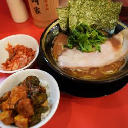 ラーメン 並 麺硬め＋ライス食べ放題＋サービスキムチ