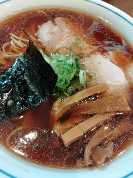 「醤油らぁ麺」@らぁ麺 すぎ本の写真