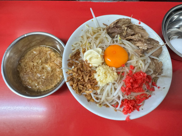 「汁なし➕生卵➕アブラマシマシ」@ラーメンハイキックの写真
