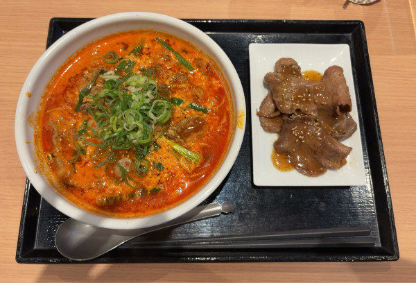 「王道カルビラーメン 牛タン皿塩」@焼きたてのかるび 千葉都町店の写真
