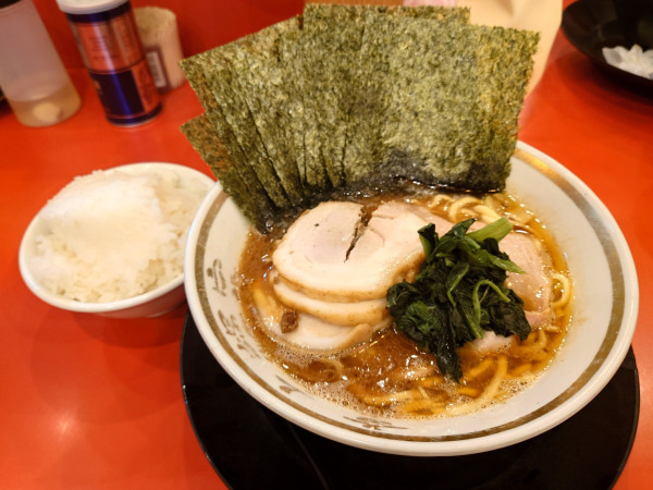 「ラーメン 海苔  煮豚  ライス✖️5 硬め濃いめ多め」@横浜家系ラーメン 大輝家の写真