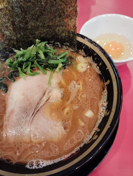 「ラーメン並 ＋ フォロワーサービス「生卵」」@家系ラーメン大﨑家 末広町店の写真
