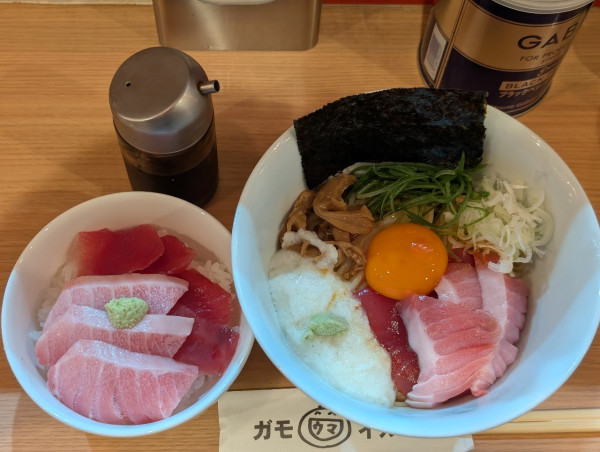 「鉄火麺とまぐろ丼」@RAMEN ガモウスマイルの写真