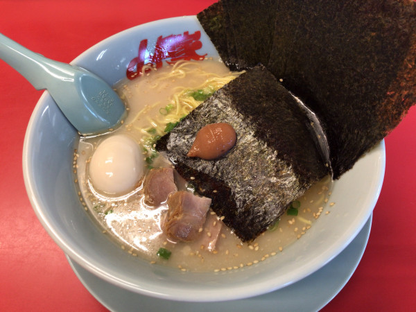 「朝ラーメ(多濃)+クーポン味玉、海苔、コロチャー 550円」@山岡家 越谷レイクタウン店の写真