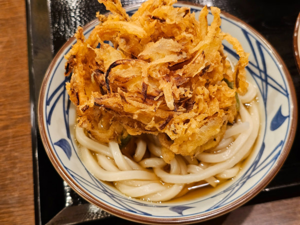 「かけうどん（並）＋海老とほたてのかき揚げ　420＋290円」@丸亀製麺 弘前店の写真