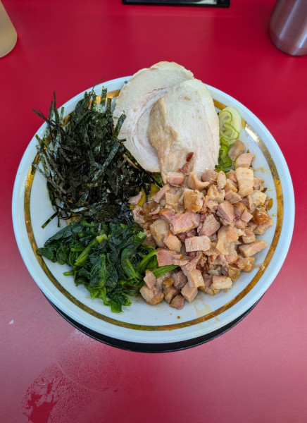 「油そば + SNSサービス豚こまチャ」@との丸家 小山店の写真