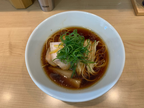 「淡麗醤油ラーメン 950円」@「七色の落書き」の写真