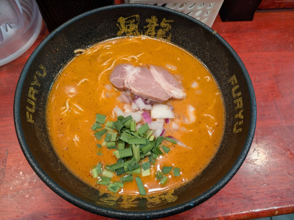 「辛ラーメン、替玉２玉」@とんこつラーメン 博多風龍 渋谷店の写真