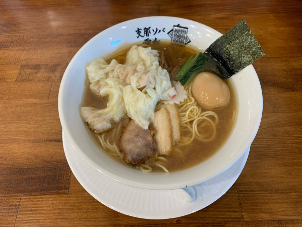 「雲呑支那ソバ【醤油】＋味玉 1,300円」@支那ソバ雲呑 みくもの写真