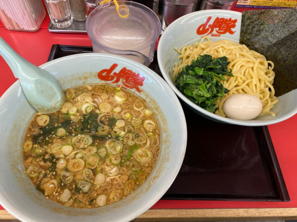 「味噌つけ麺（８４０円）背脂変更８０円＋れん草８０円＋クー味玉」@ラーメン山岡家 阿見店の写真