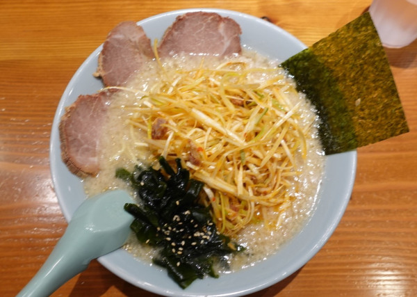「ネギラーメン・辛い（950円）+半ライス（100円）」@ラーメンショップ〇化 池袋店の写真