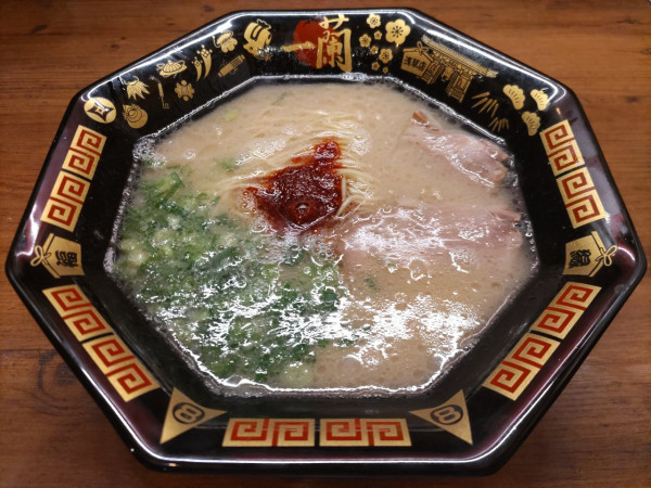 「天然とんこつラーメン（八角丼）・こってり・赤い秘伝のたれ3倍+加」@一蘭 浅草六区店の写真