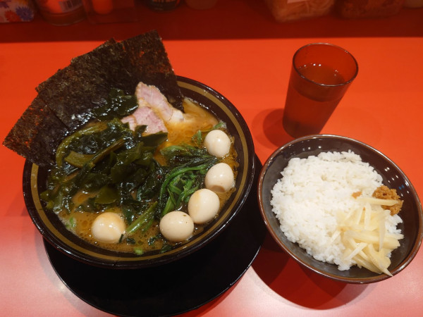 「麺半分（+ほうれん草）うずら、穂先わかめ」@とらきち家の写真