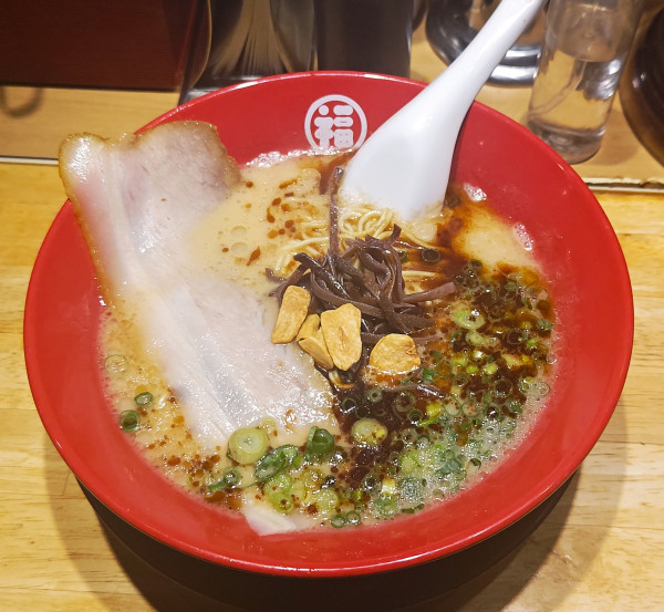 「黒マー油ラーメン+替え玉」@豚骨らーめん 福の軒 秋葉原店の写真
