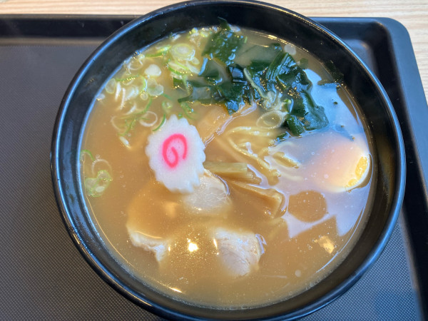 「煮干しラーメン　590円」@名代 富士そば 代々木店の写真