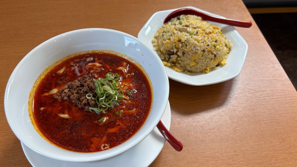 「赤鬼担々麺+半チャーハン」@中華ダイニング 木ノ葉の写真