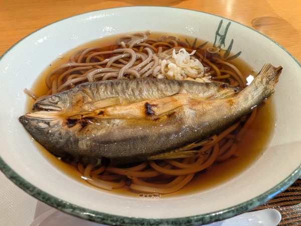 「鮎そば（800円）」@舟形町観光物産センターめがみ えきcafeの写真
