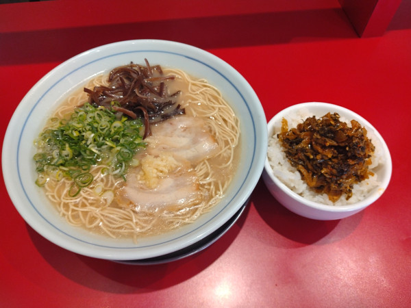 「本場博多ラーメン+ライス無料¥700-」@本場博多ラーメン せまかっちゃん 神田店の写真