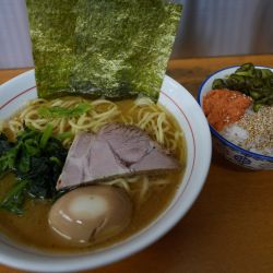 ラーメン 並 麺硬め＋味濃いめ＋油多め＝MAX＋サービス味玉