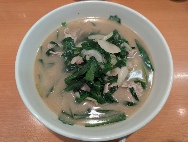 「肉ニラらーめん」@日高屋 西新宿1丁目店の写真