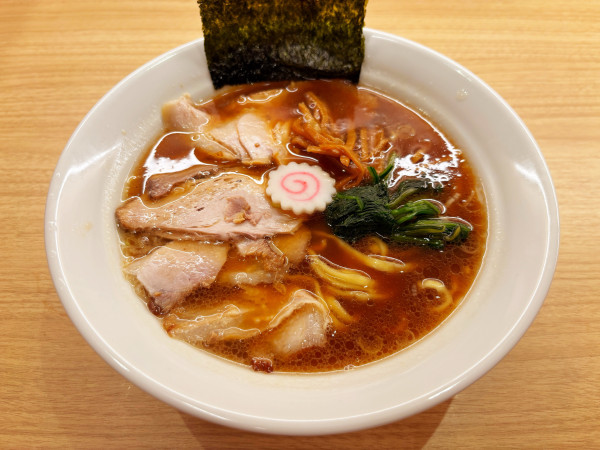 「醤油ラーメン　950円」@長岡食堂 羽田空港第1ターミナル店の写真
