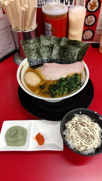 「のりたまラーメン+半ライス」@家系ラーメン王道家直伝 との丸家 松飛台店の写真