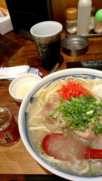 「味濃いめソーキそば(大盛り)＋ニンニク＋タレ＋コーレーグース」@沖縄料理ハナハナ 鶴ヶ島店の写真