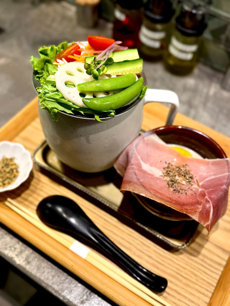 「夏野菜と胡麻風味のバーニャカウダつけ」@Rahmen Eddie 新宿御苑の写真