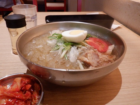 「冷麺（キムチ付）」@韓美膳 東京ドームシティーラクーア店の写真