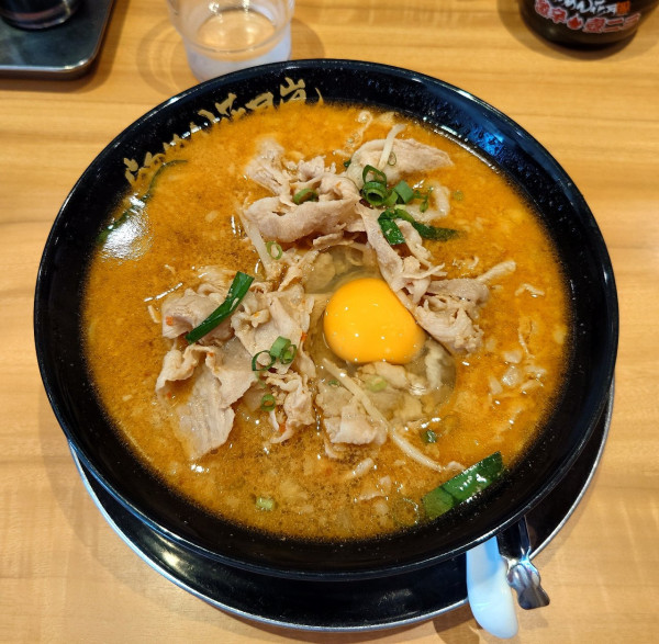 「豚スタミナ月見ラーメン（肉まみれ、1360円）」@らあめん花月嵐 朝霞駅前店の写真