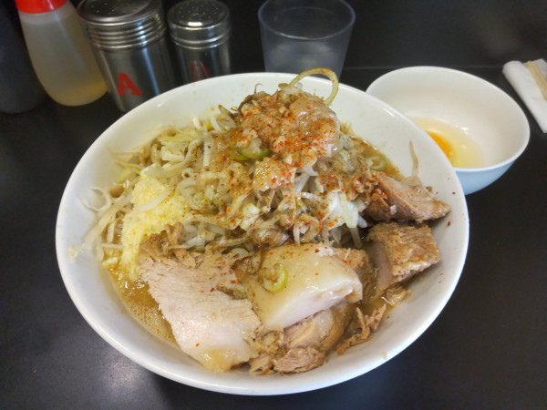 「豚ラーメン＋生玉子」@豚ラーメン 蕨本店の写真