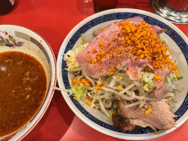 「つけ麺紅、ヤサイ、ニンニク、ネギ、ローストポーク」@ジャンプの写真